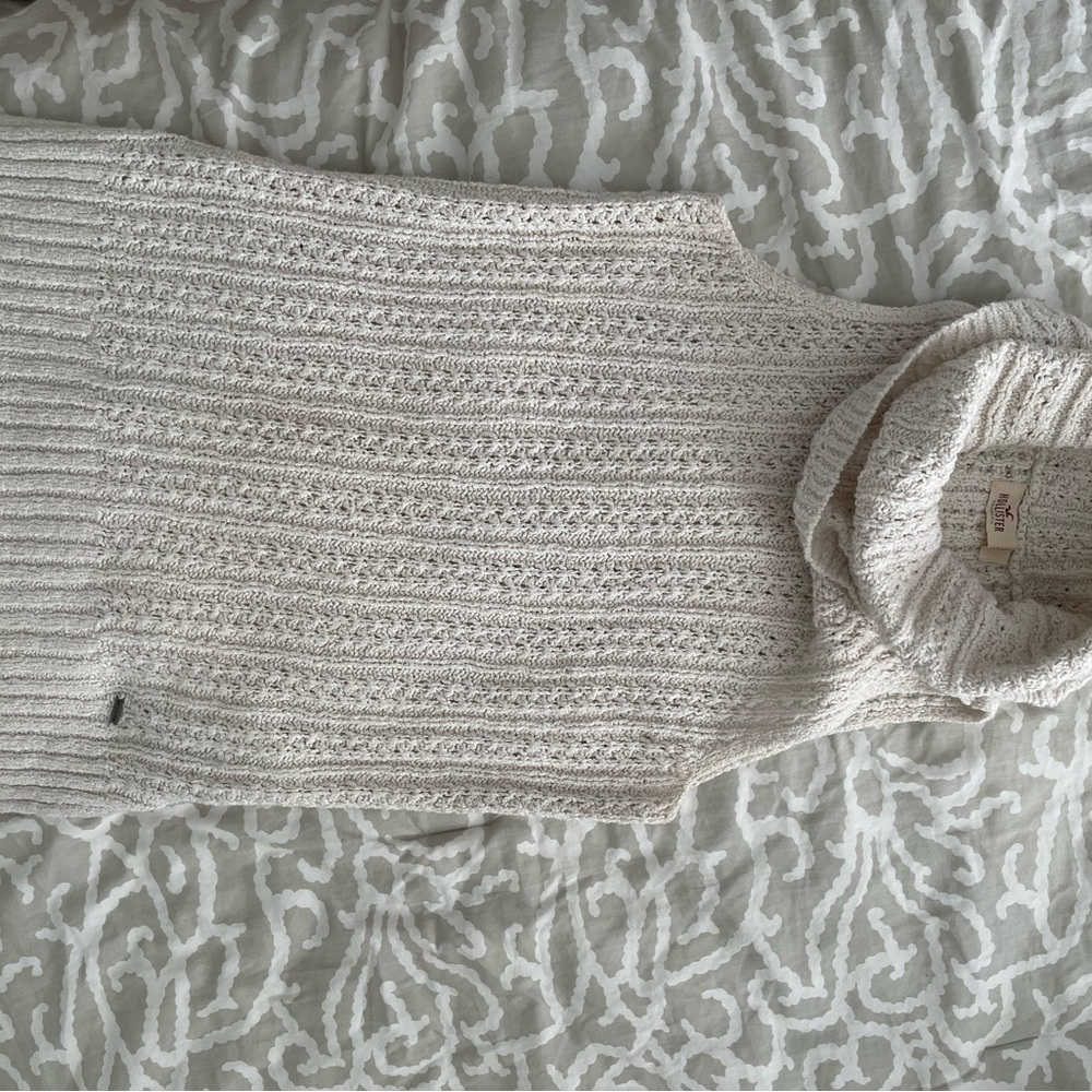 Cozy XS Hollister Cable Knit Turtleneck Sweater Vest - Cream